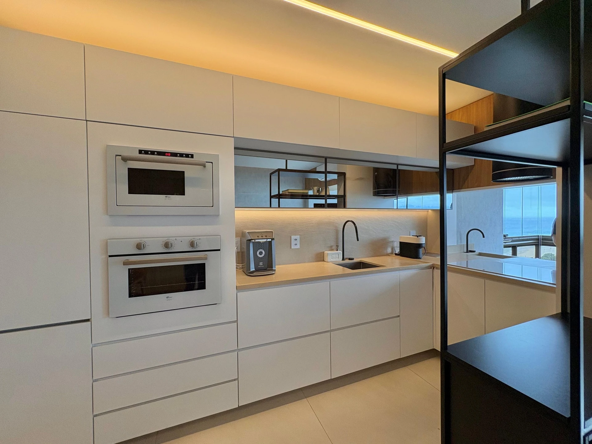 Furnished apartment, 75 m², with floor-to-ceiling windows — photo 9