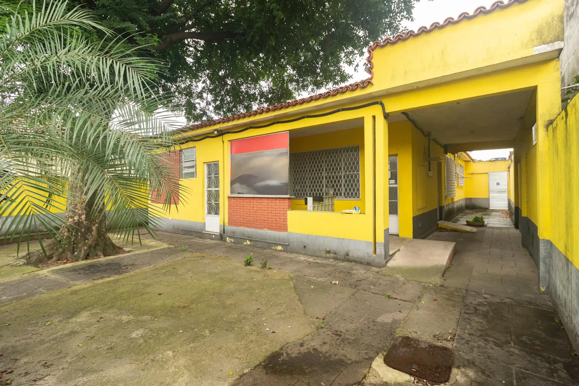 4-bedroom rental house with private garden and parking — photo 3