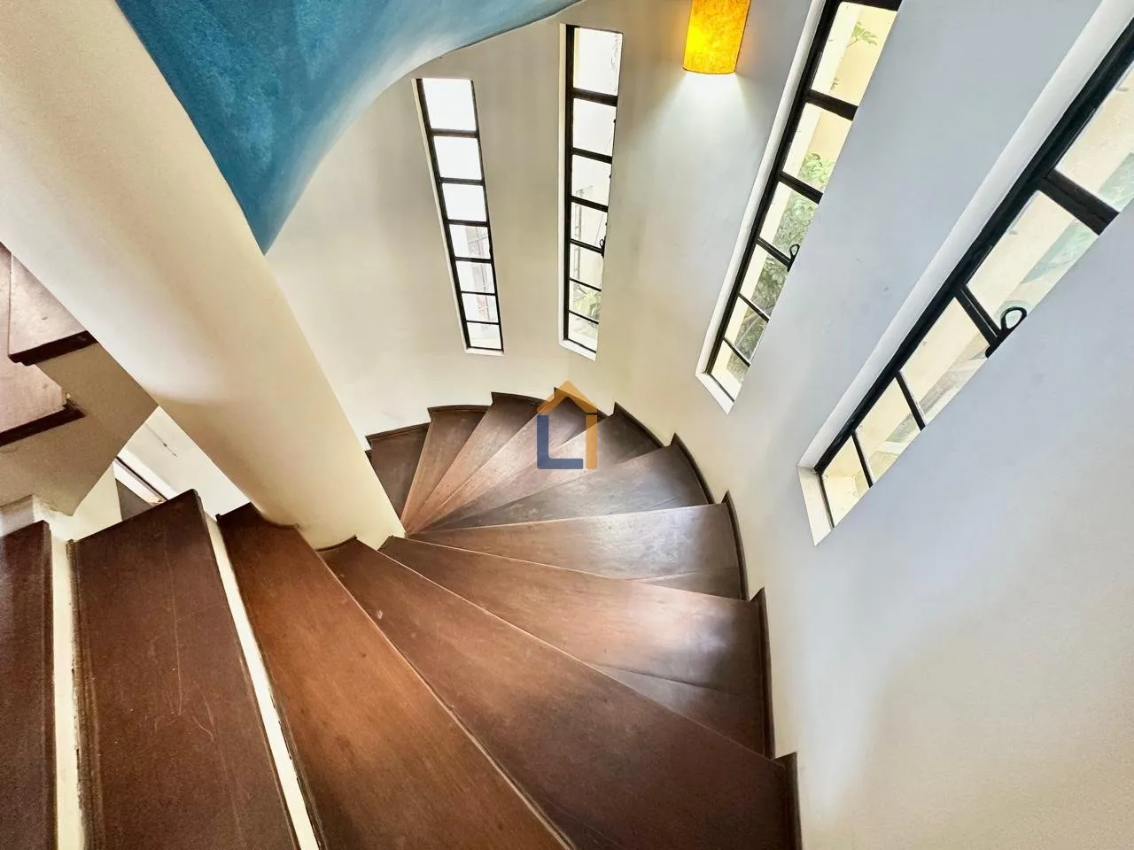 400 m² house with floor-to-ceiling windows and a fireplace — photo 17