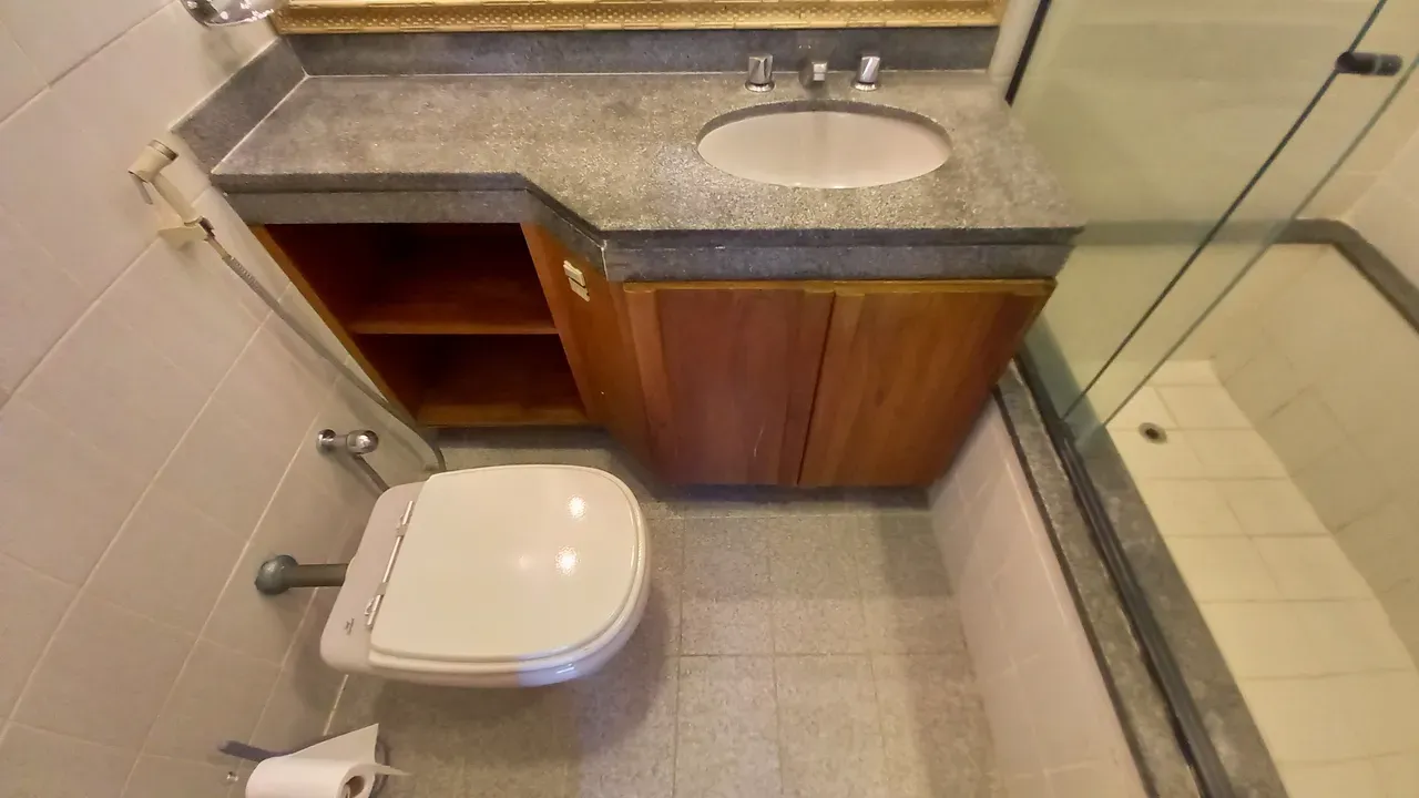 2-bedroom apartment with a bathtub — photo 12