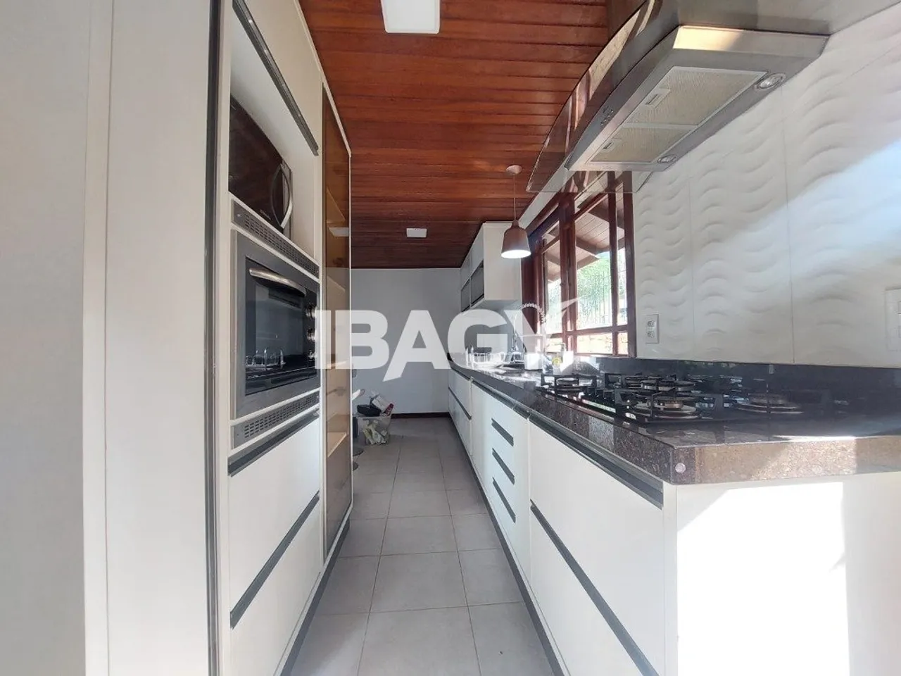House with 5 bedrooms and an open kitchen with gas stove — photo 11