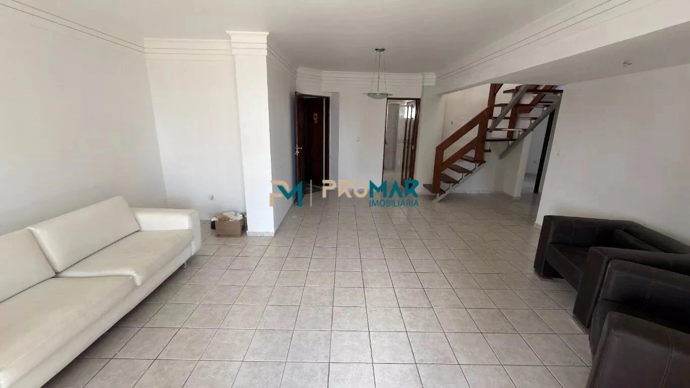 Balcony with a grill in a 4-bedroom apartment, 222 m²