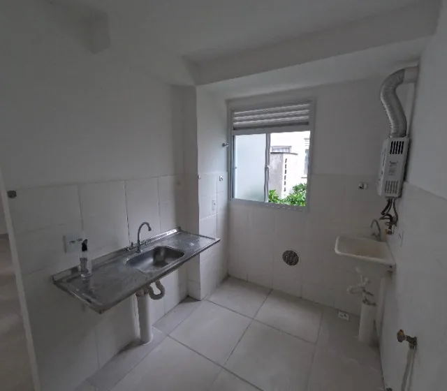 Apartamento sem mobília com cozinha separada e varanda — photo 3