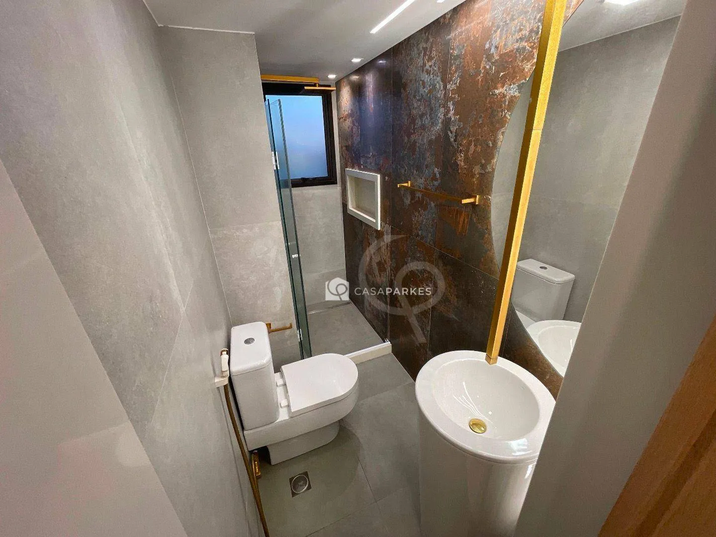 Balcony with a grill in a 3-bedroom apartment, 120 m² — photo 7