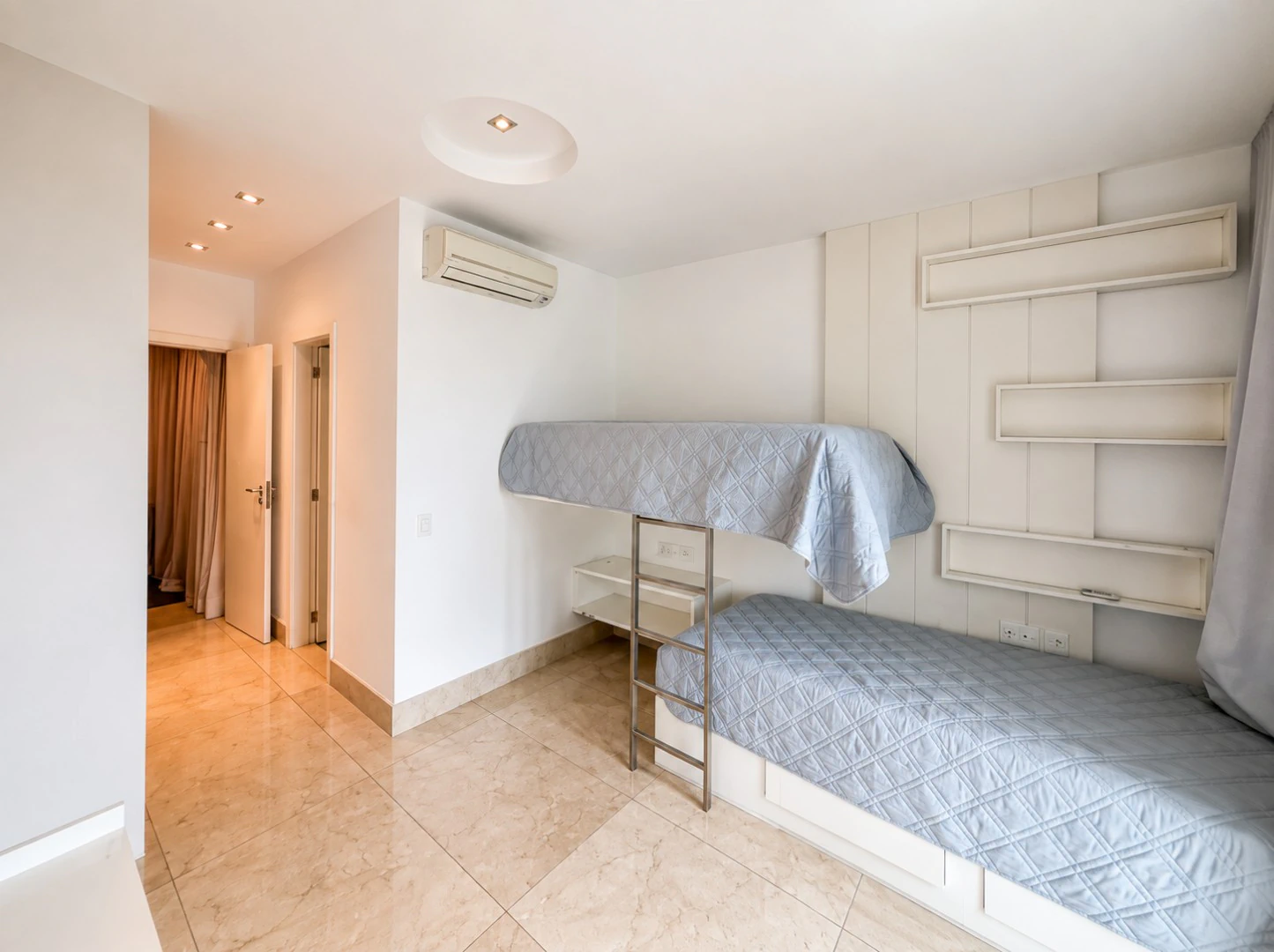 Rental apartment with 4 en-suite bedrooms and 282 m² — photo 7