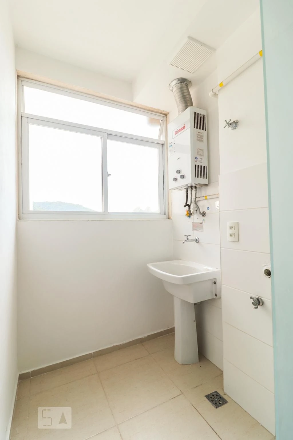 Unfurnished 3-bedroom apartment with balcony — photo 66