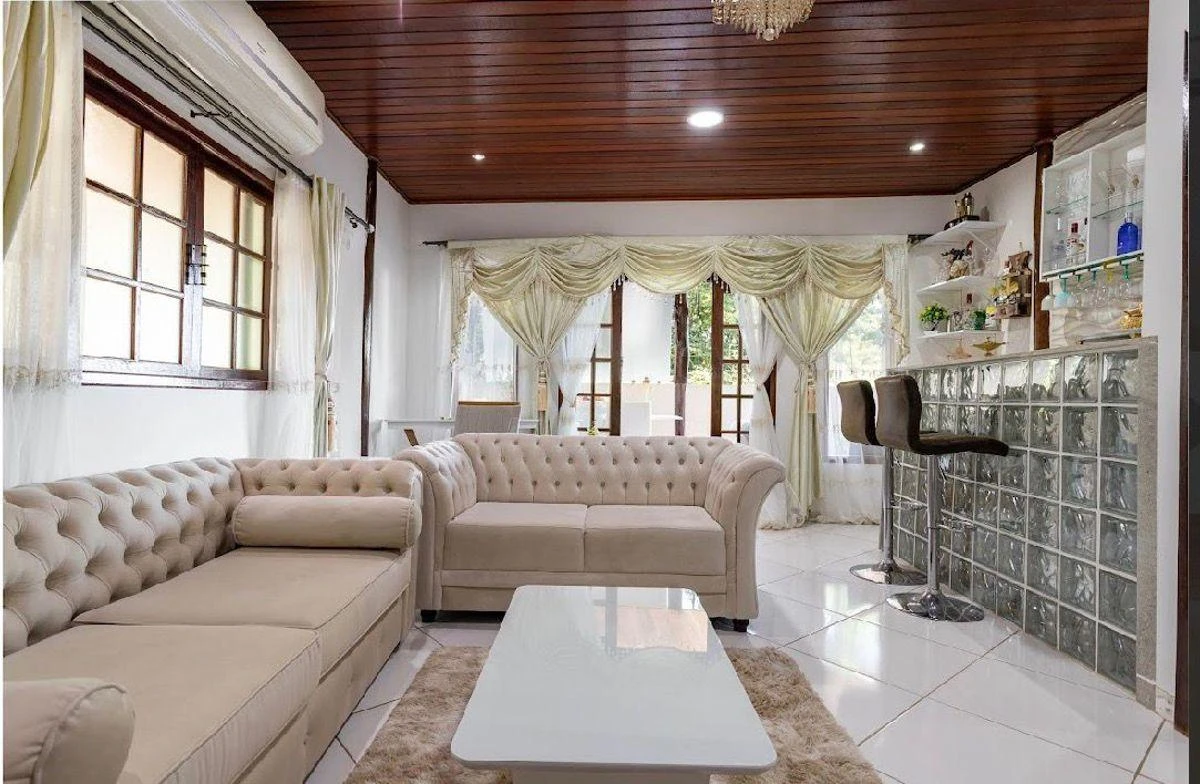 House with 8 bedrooms and 5 en-suites, 1500 m² — photo 12