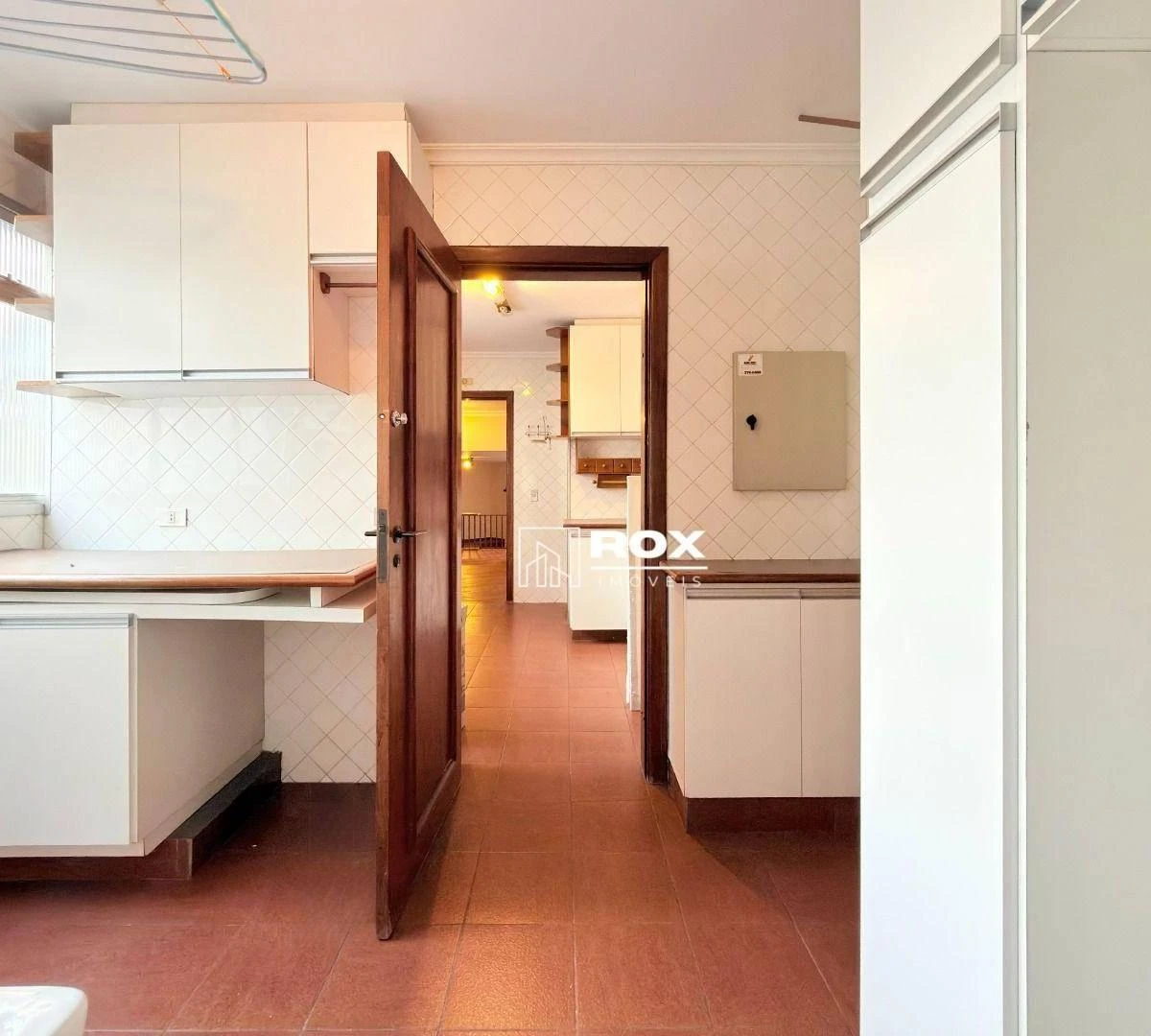 Furnished apartment, 170 m², with a glass-enclosed balcony — photo 31