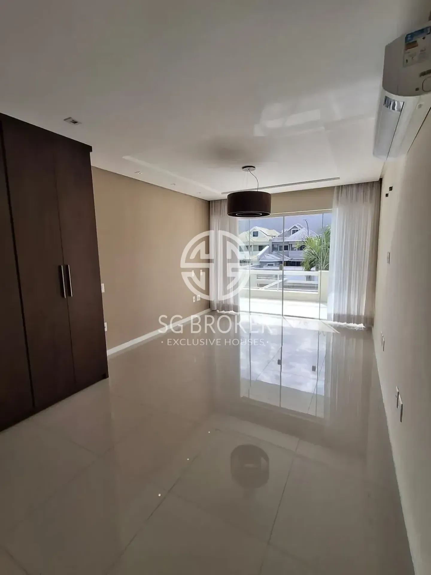 Casa com 5 suítes e 5 banheiros, 330 m² — photo 20