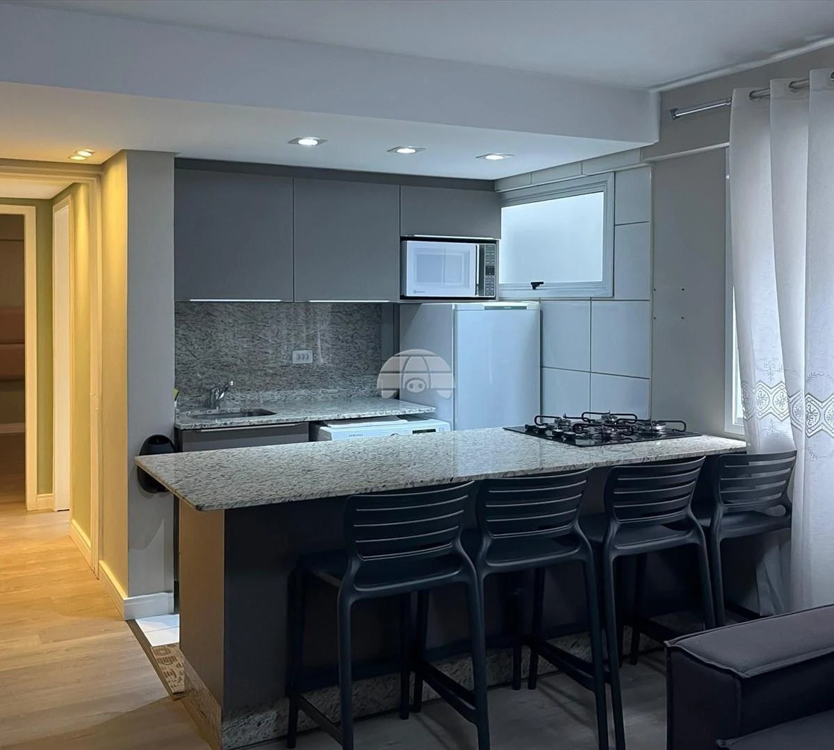 Furnished 1-bedroom apartment with open-plan gas kitchen — photo 2
