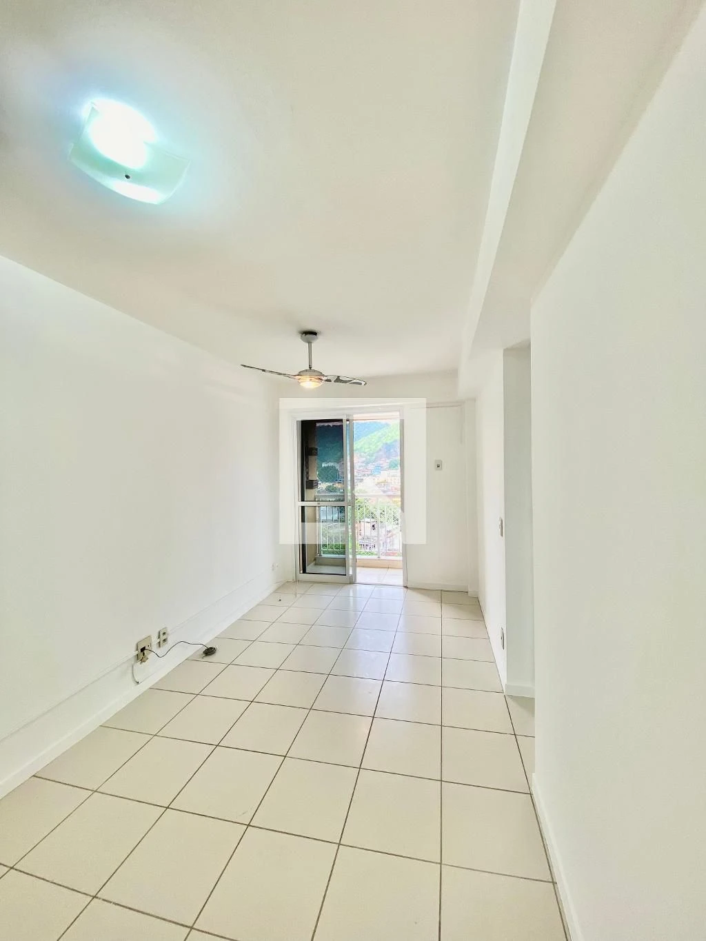 Apartamento de 2 quartos em condomínio com piscina