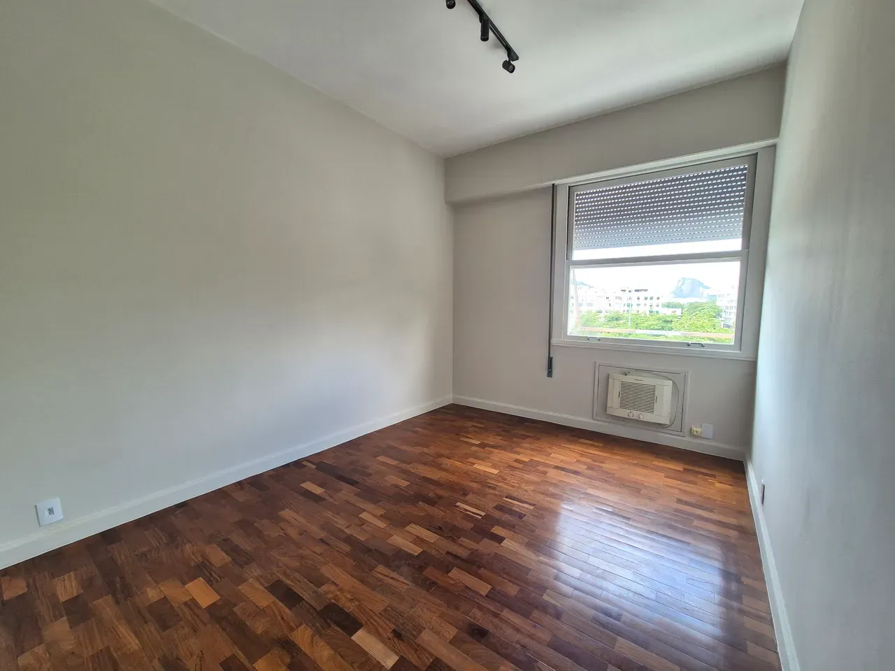 Unfurnished 4-bedroom apartment with a private garden — photo 19