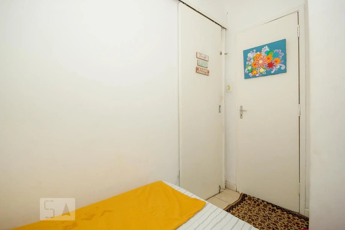 Furnished 2-bedroom apartment with laundry area — photo 7