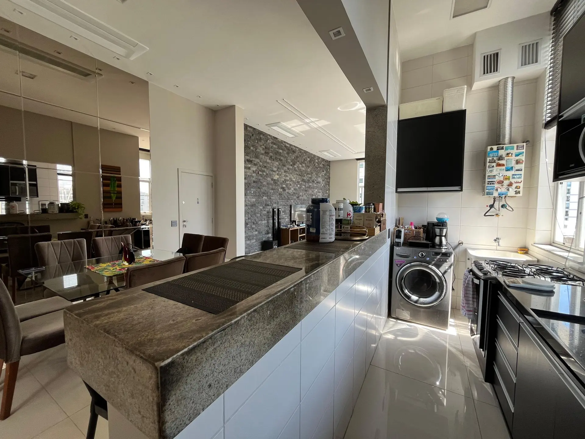 One-bedroom apartment with floor-to-ceiling windows — photo 9