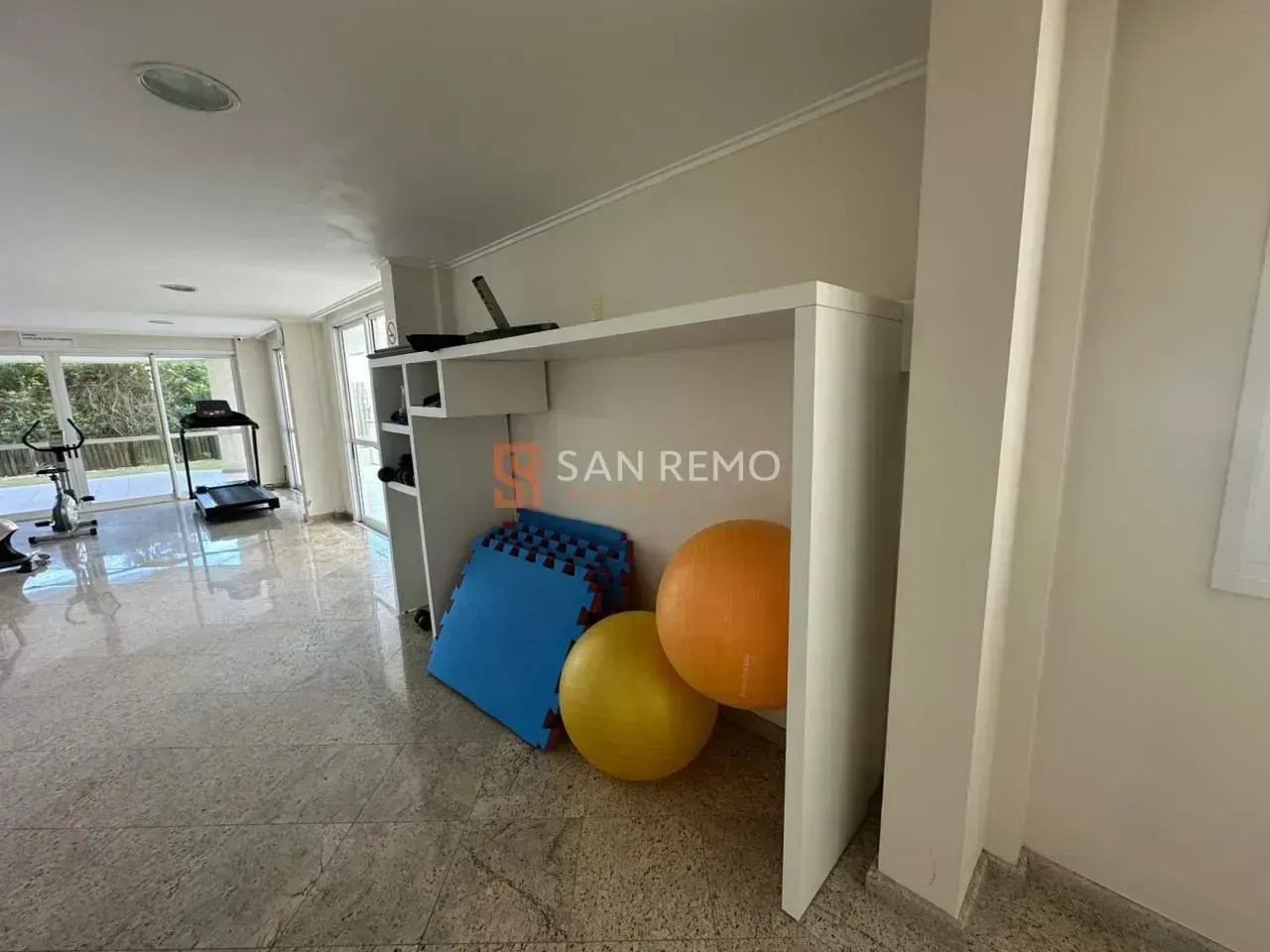 Furnished top-floor unit with 2 bedrooms and glass balcony — photo 8