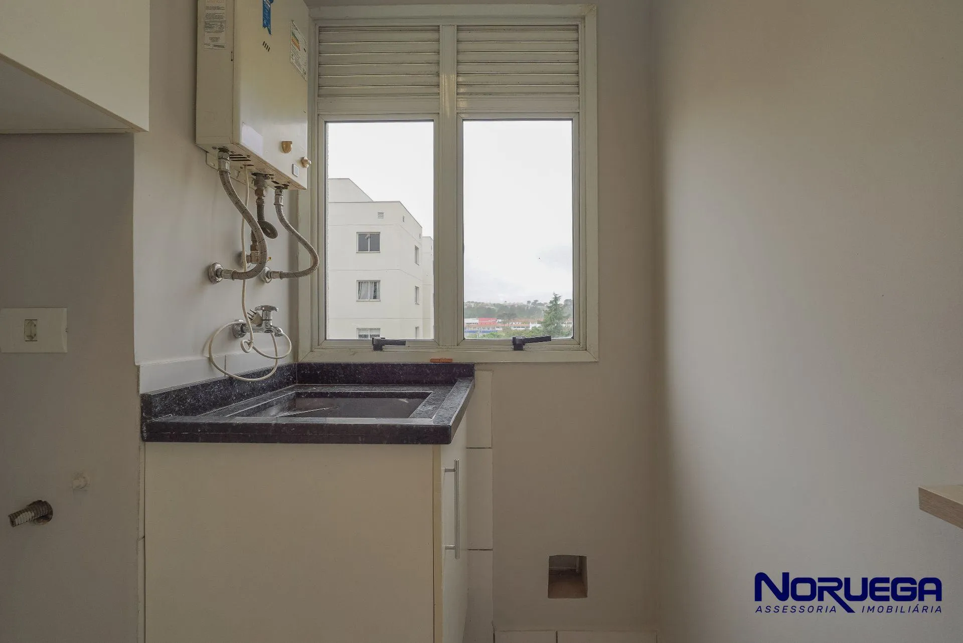 Wood or laminate floors in a 2-bedroom apartment, 88 m² — photo 17