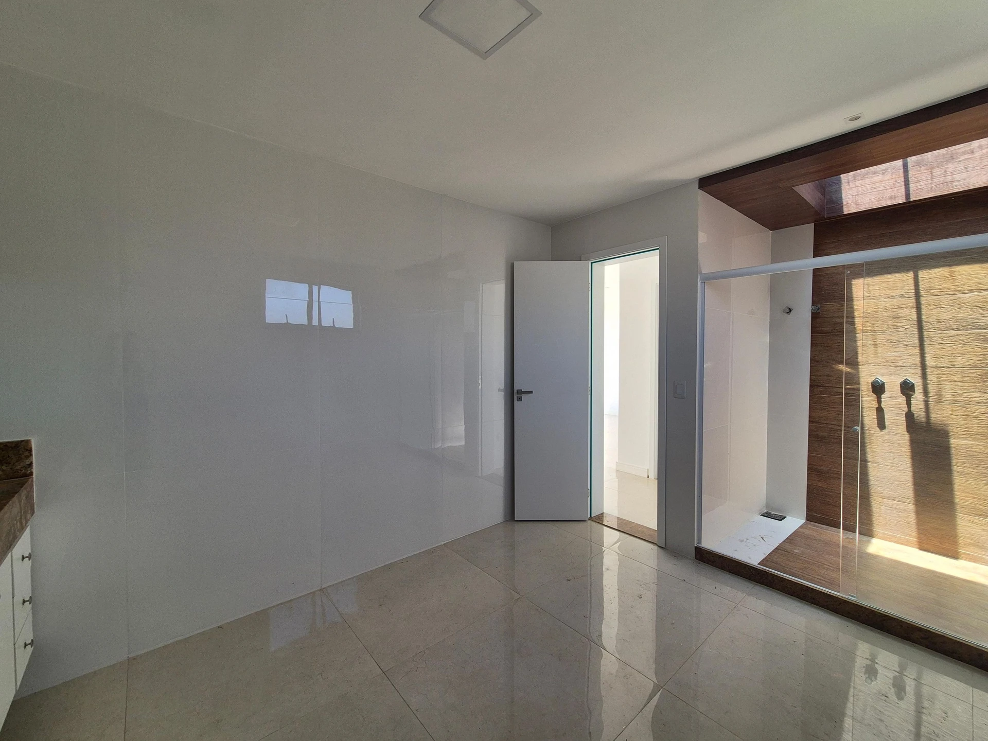 4-bedroom house with a glass-enclosed balcony — photo 60