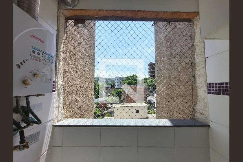 2-bedroom apartment with 1 bathroom and enclosed kitchen