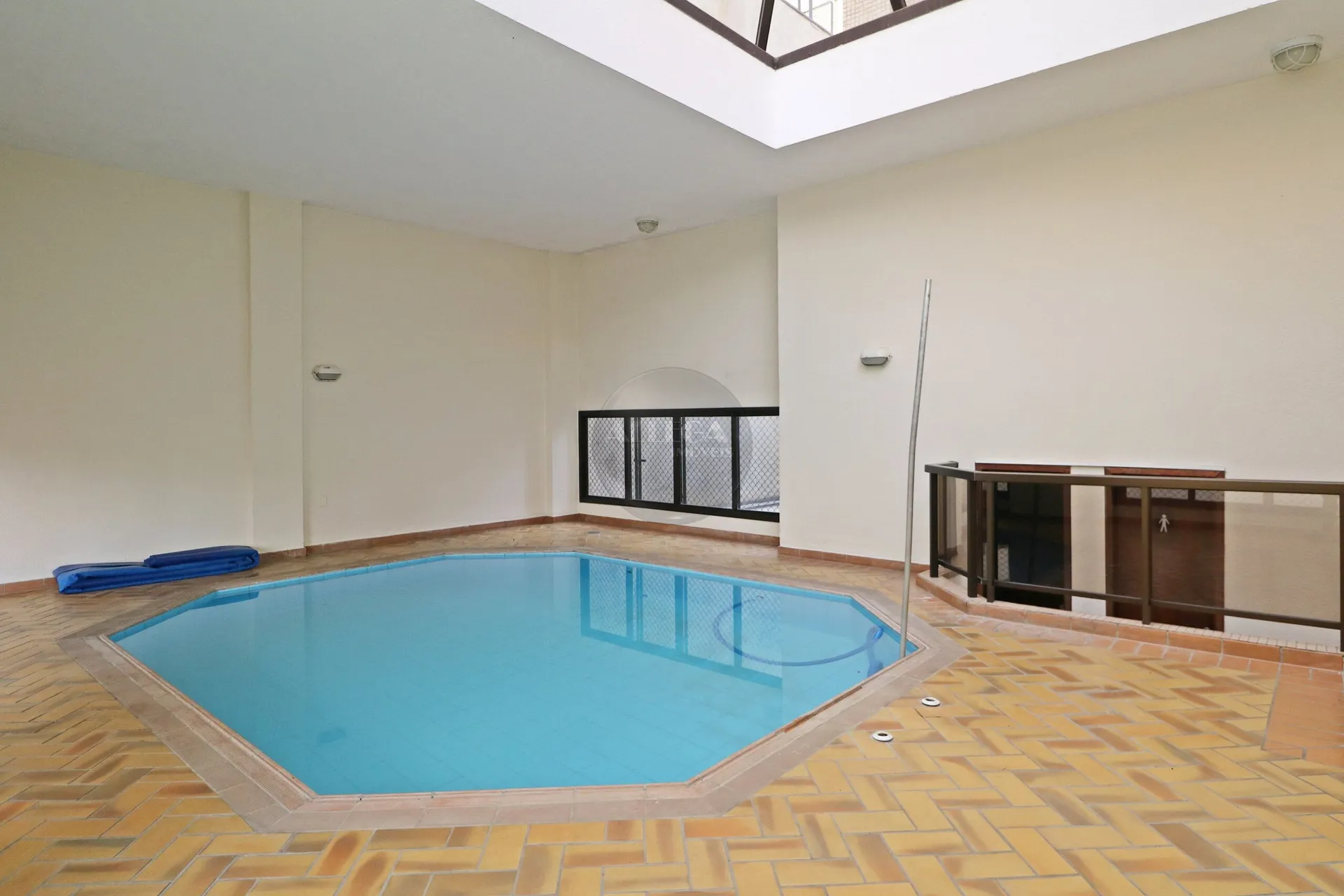 Apartamento com 4 quartos e piso de madeira na sala — photo 60