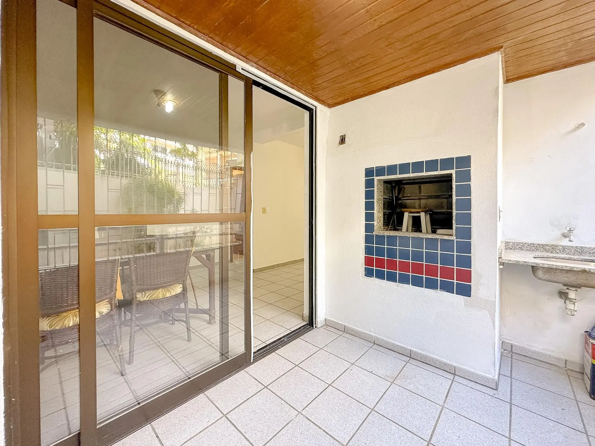 3-bedroom apartment with a grill on the balcony — photo 35