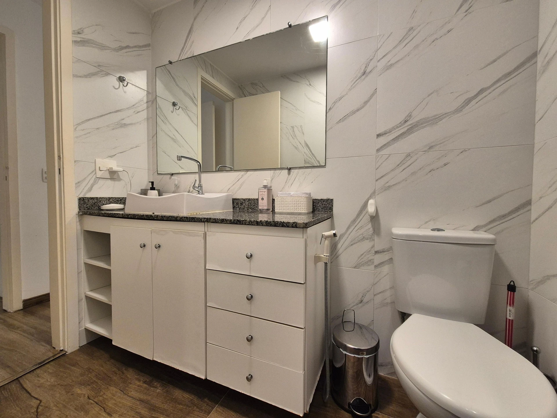 Apartamento mobiliado com 2 suítes e 1 vaga