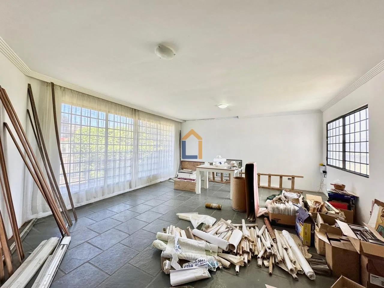 400 m² house with floor-to-ceiling windows and a fireplace — photo 31