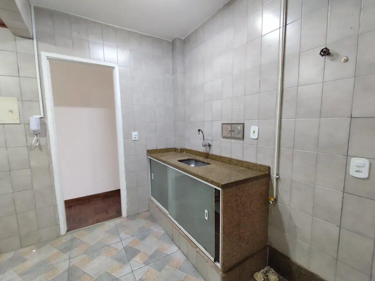 2-bedroom apartment with a separate, closed kitchen — photo 6