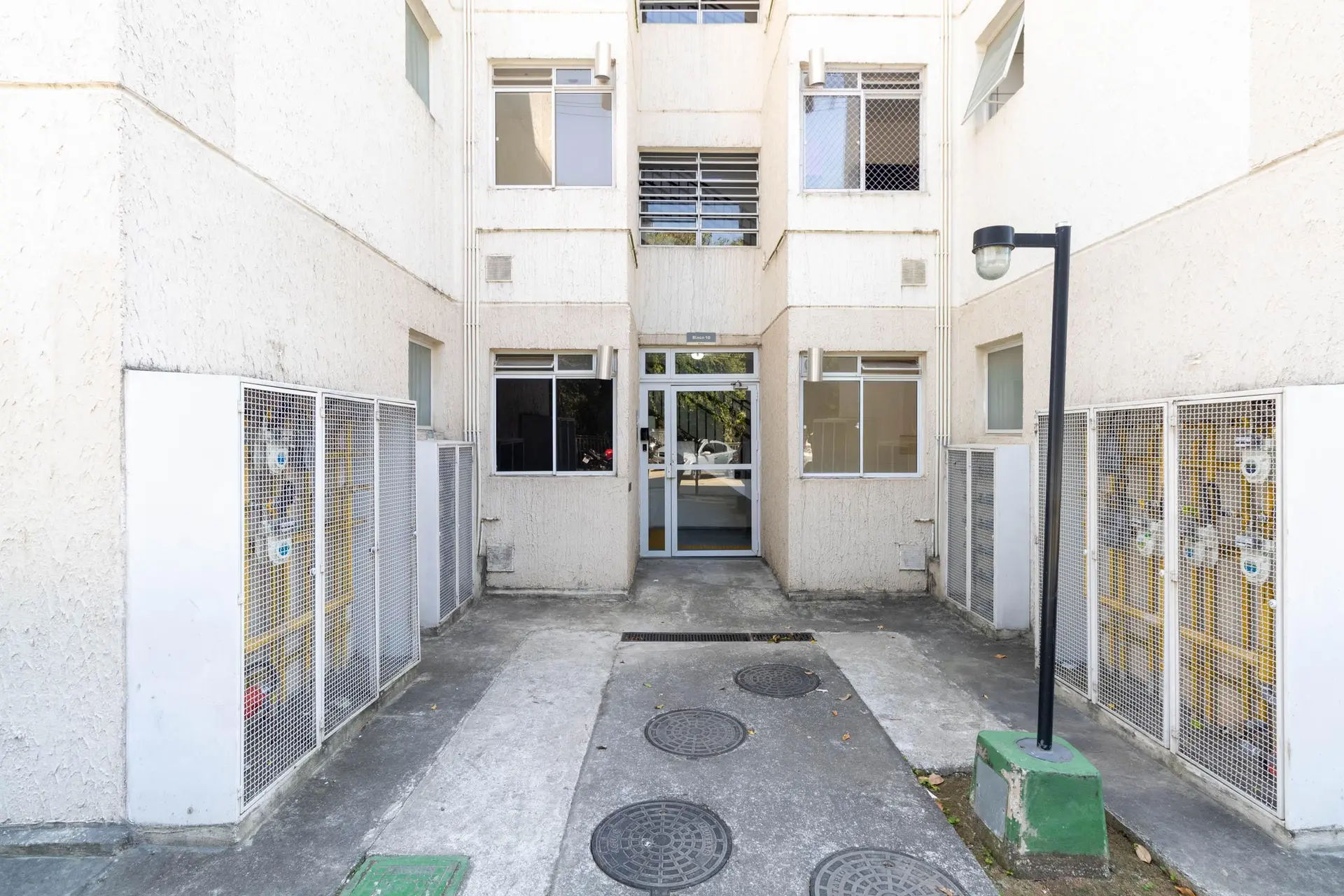 Unfurnished 2-bedroom apartment with wood floors — photo 40