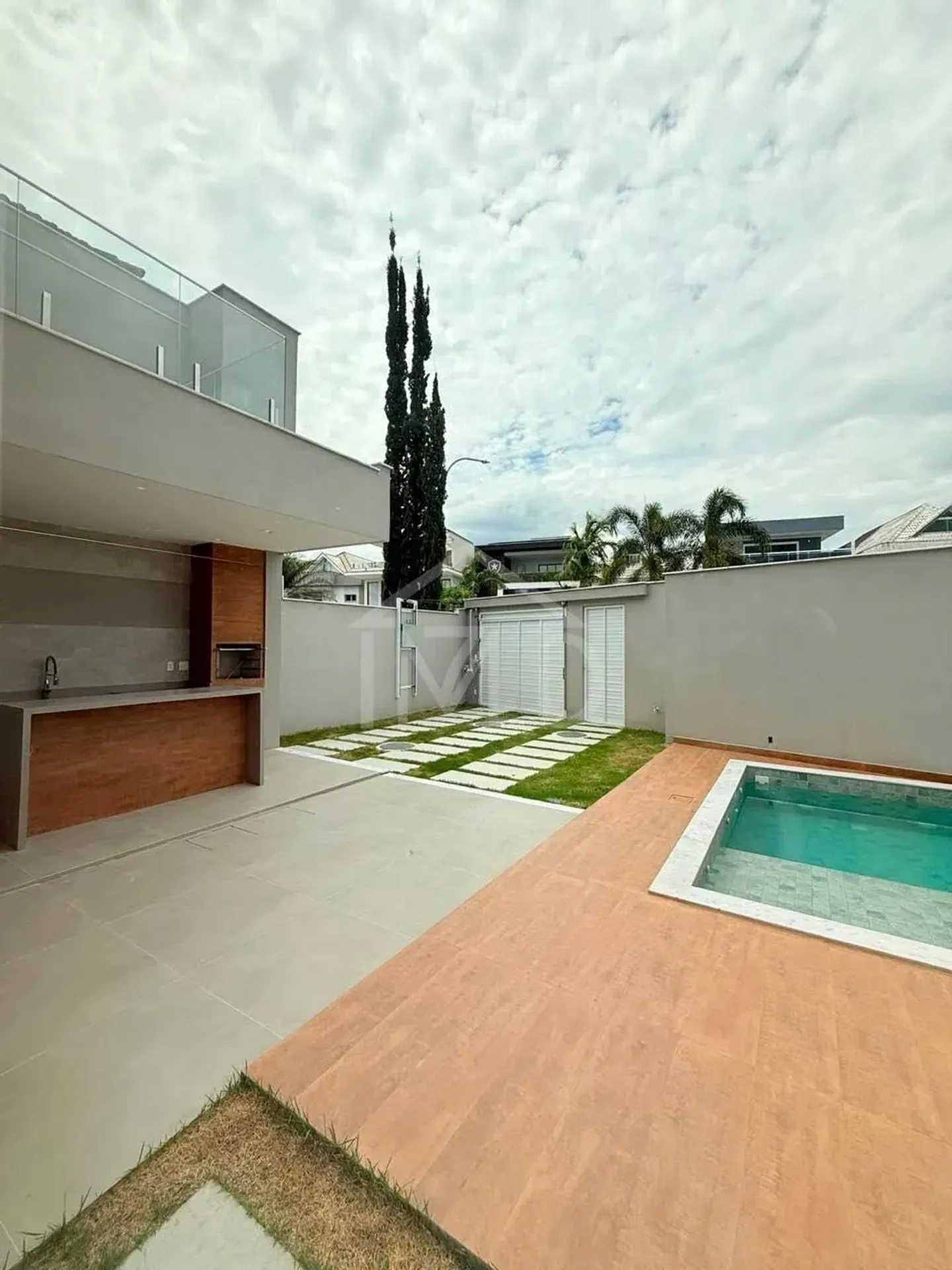 Triplex house with 280 m², 5 suites and balcony grill — photo 16