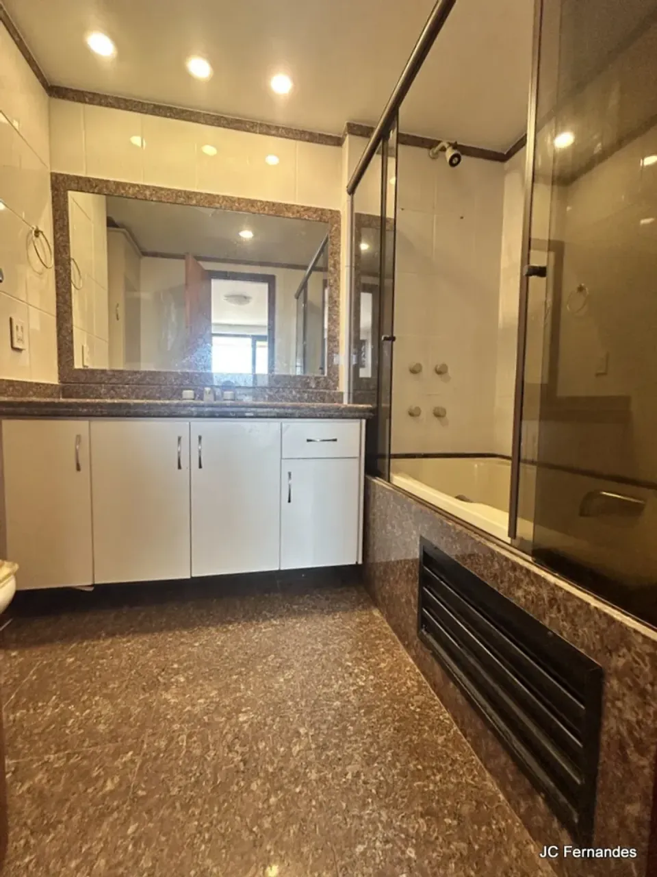 2-bedroom, 2-bath apartment with water and city view — photo 19
