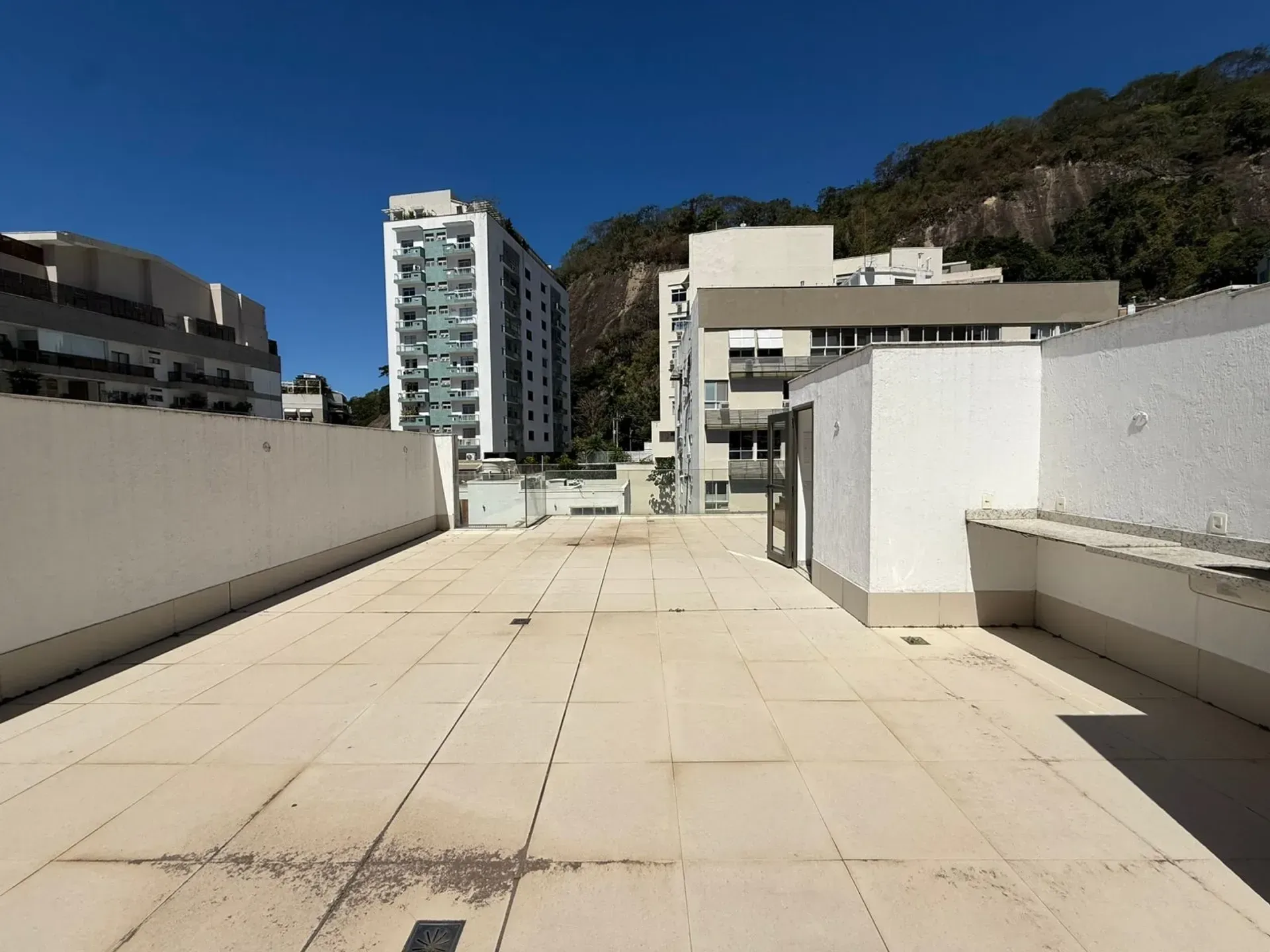 Apartment with balcony, 3 bedrooms and 2 parking spots — photo 31