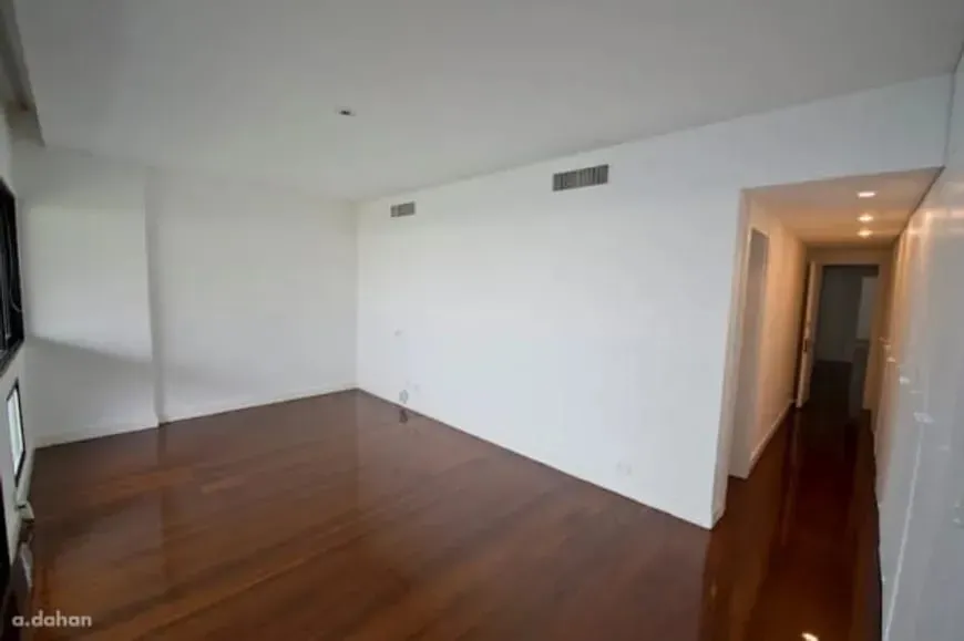Apartment with 4 bedrooms, 5 bathrooms and 380 m² plus balcony — photo 17