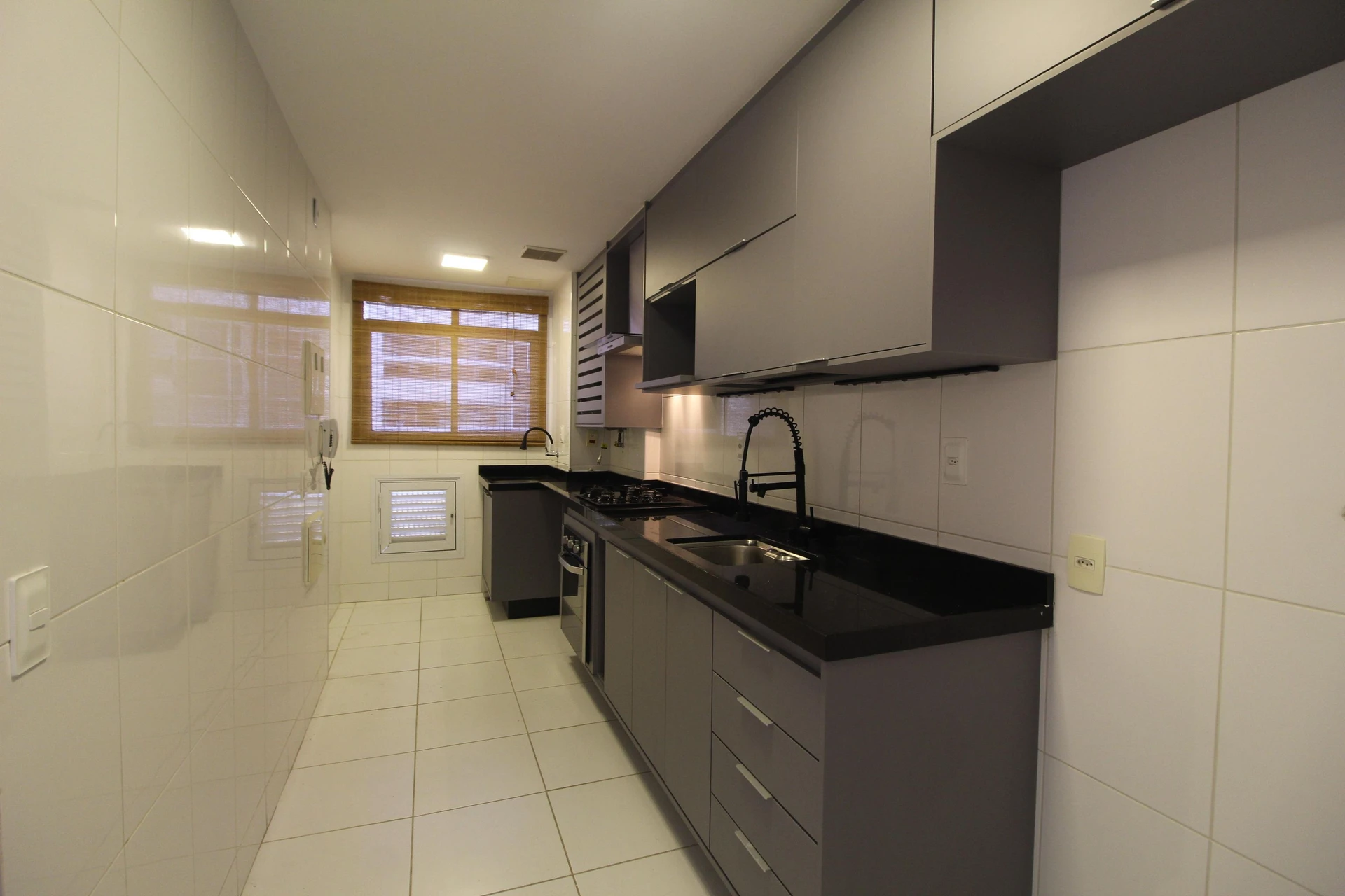 Balcony with a grill in a 2-bedroom apartment, 90 m² — photo 22