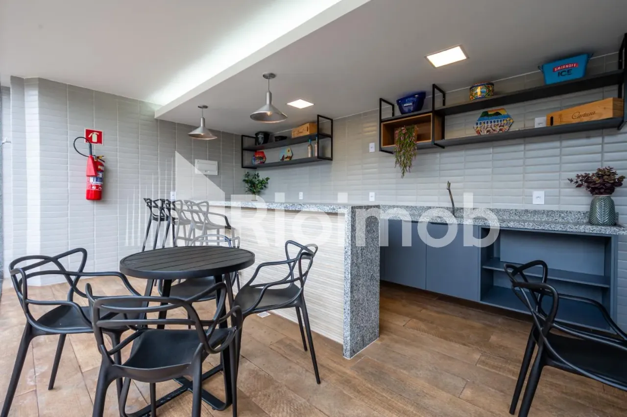 2-bedroom apartment with 1 suite and a balcony — photo 15