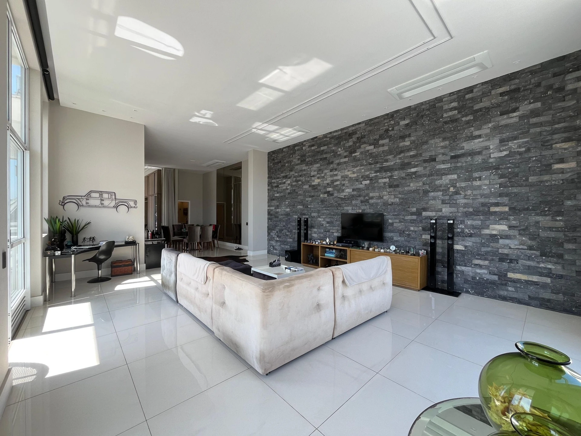 One-bedroom apartment with floor-to-ceiling windows — photo 21
