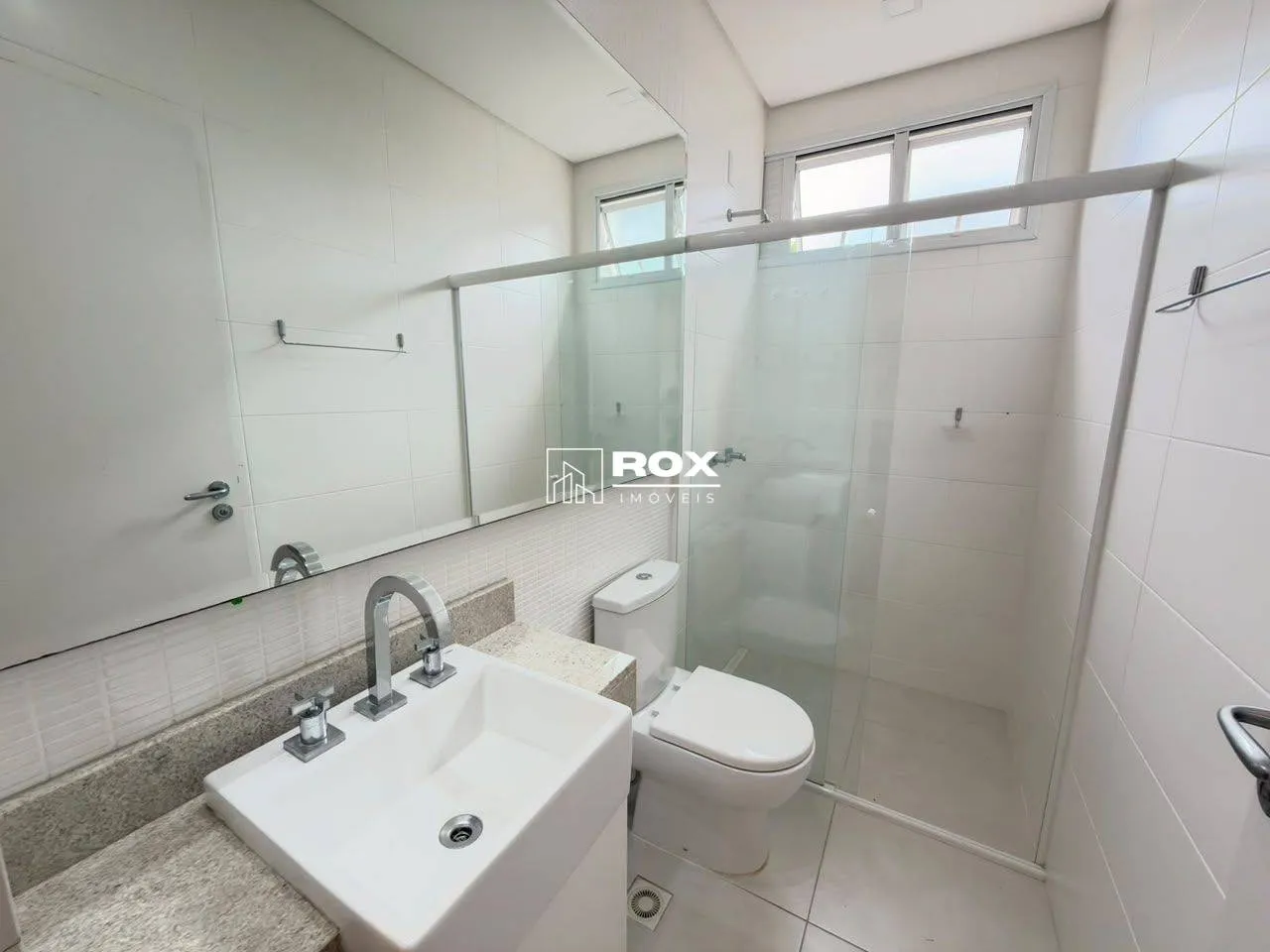 Glass-enclosed balcony in a 3-bedroom apartment, 105 m² — photo 9