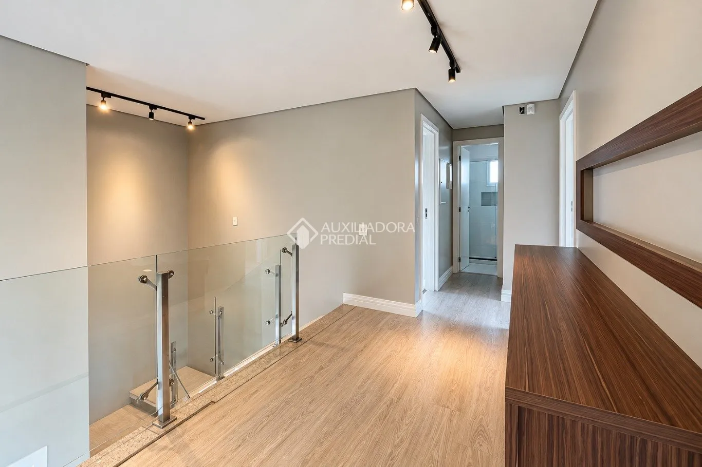 Bathtub in a 4-bedroom house, 280 m² — photo 33