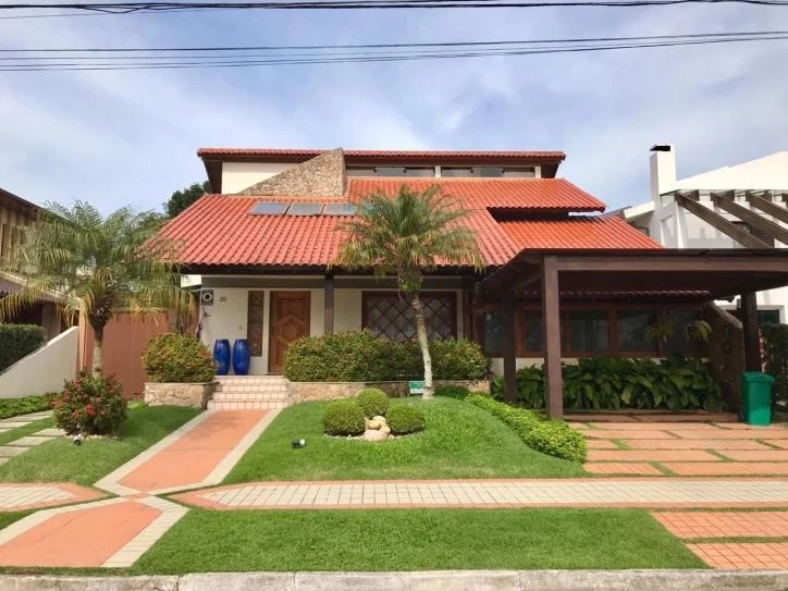 Casa de 290 m² con balcón cerrado con vidrio y bañera — photo 24