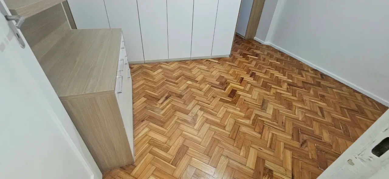 Apartamento de 2 quartos com piso de madeira ou laminado — photo 12
