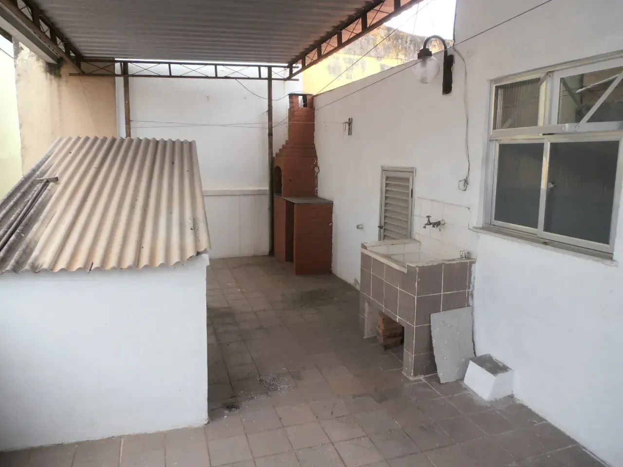 Unfurnished 2-bedroom apartment with balcony — photo 9