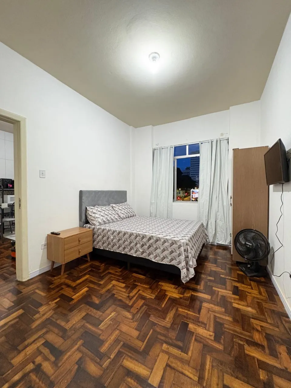 One-bedroom apartment with wood or laminate floors — photo 4
