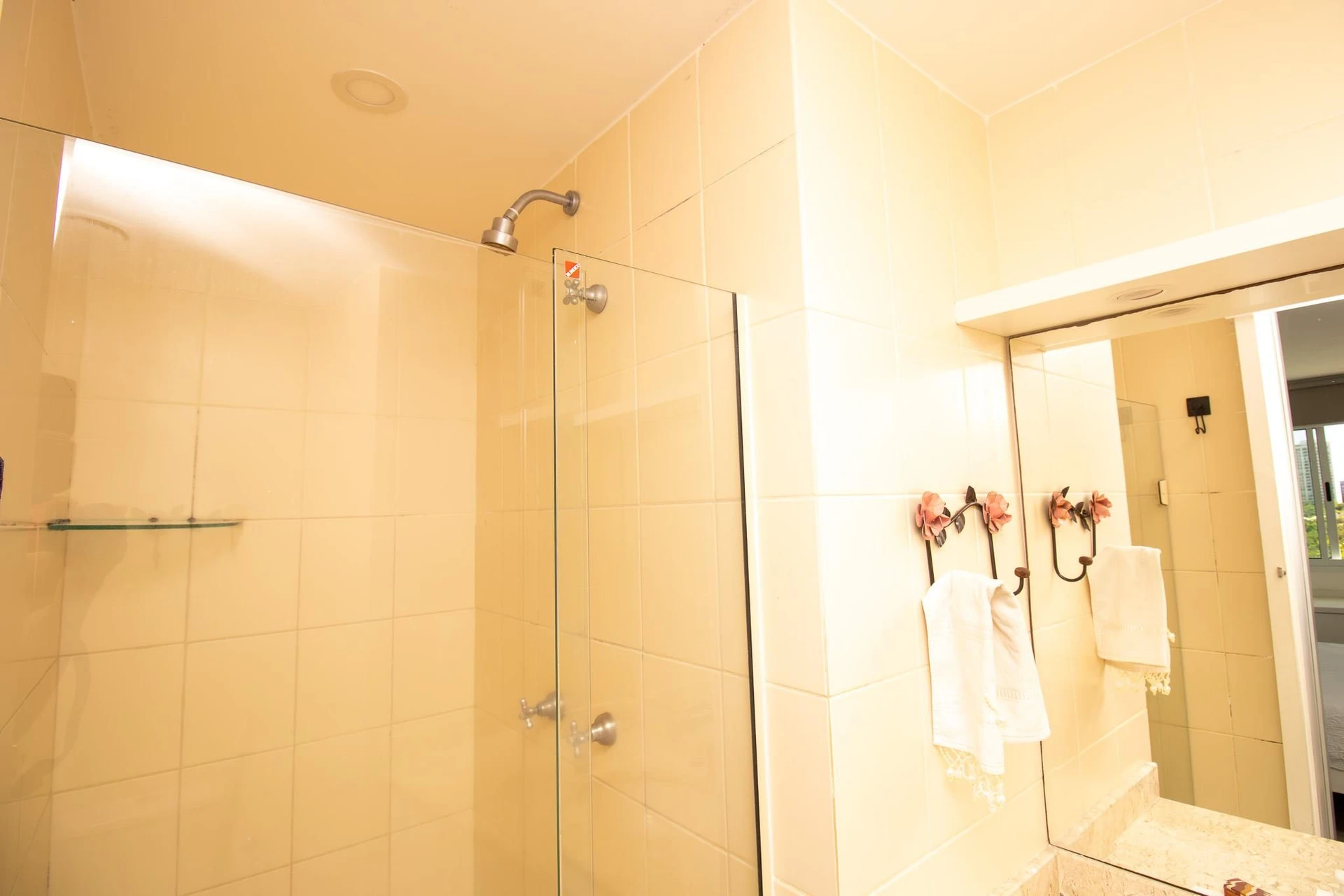 3-bedroom apartment with a glass-enclosed balcony — photo 35