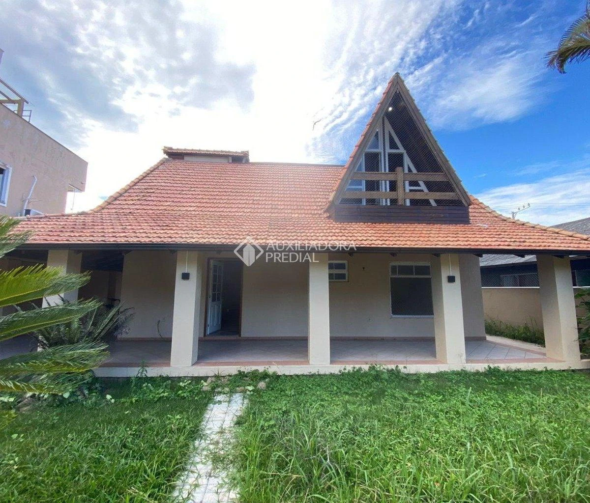 Balcony with a grill in a 4-bedroom house, 200 m²