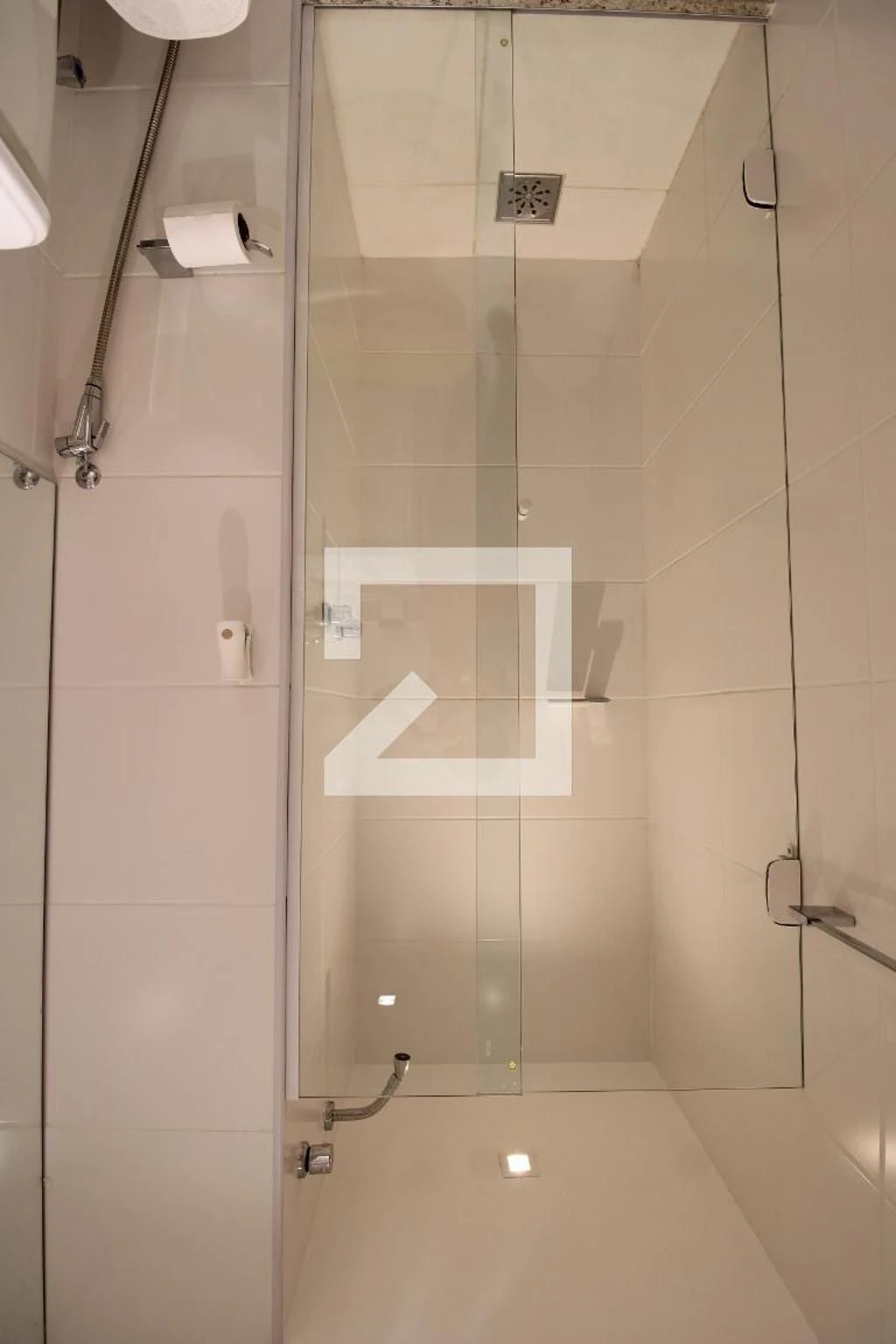 Furnished 2-bedroom apartment with glass balcony — photo 49