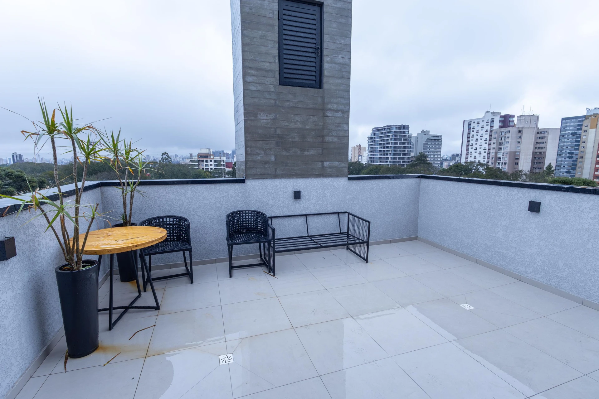 28 m² studio with a home office and a glass-enclosed balcony — photo 11