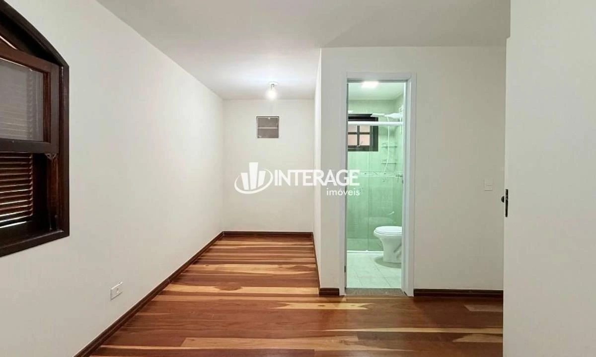 Wood or laminate floors in a 4-bedroom house, 200 m² — photo 40