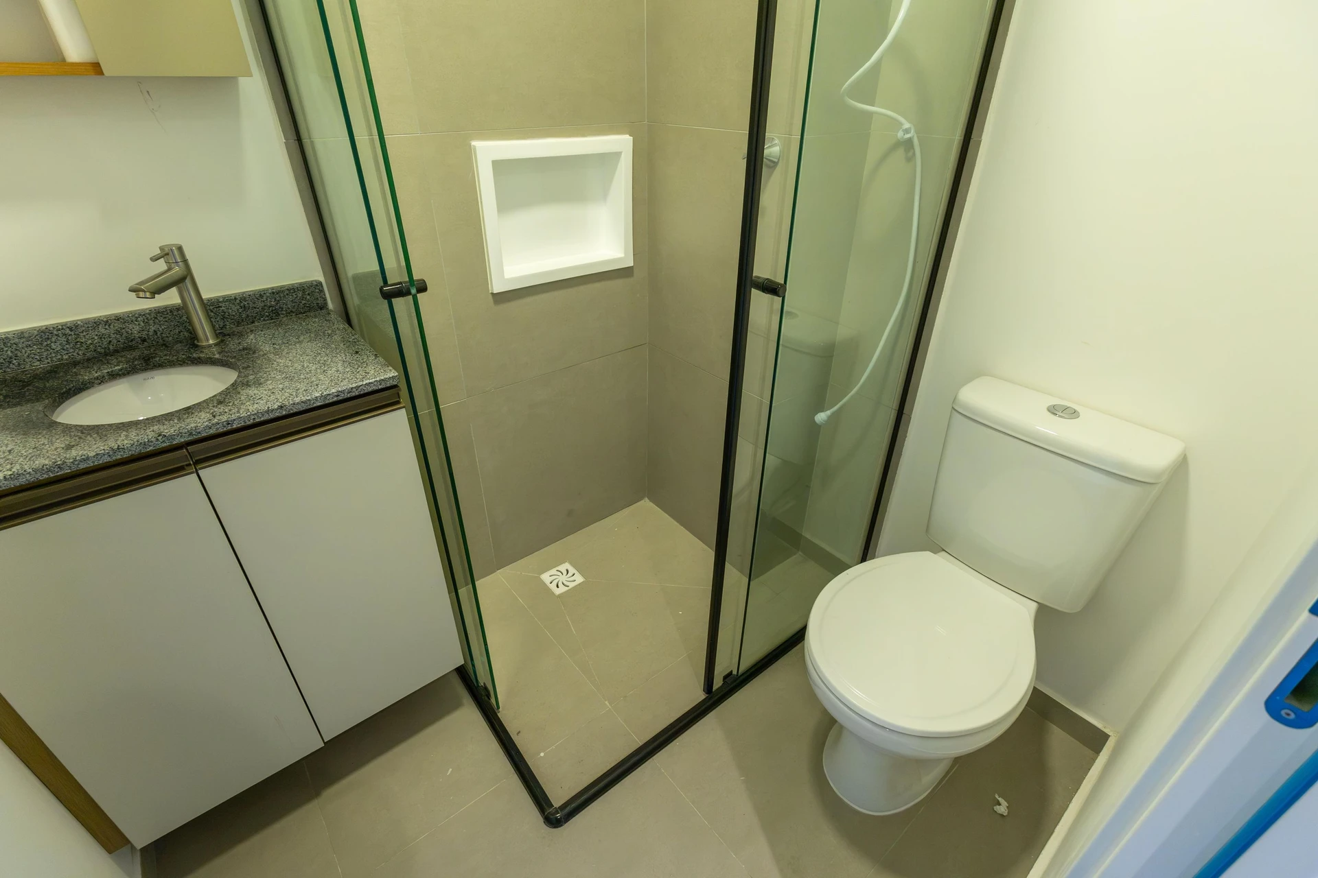 28 m² studio with a home office and a glass-enclosed balcony — photo 25