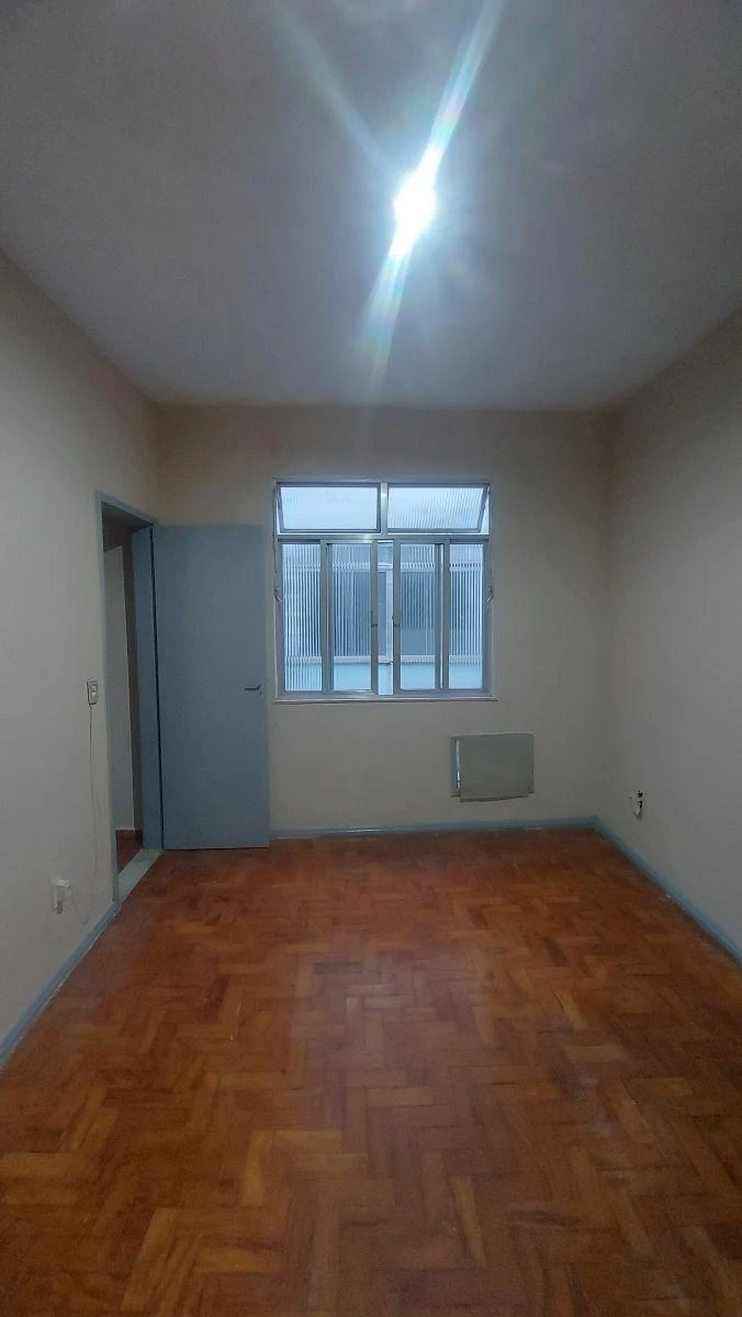 Unfurnished 30 m² apartment with a glass shower