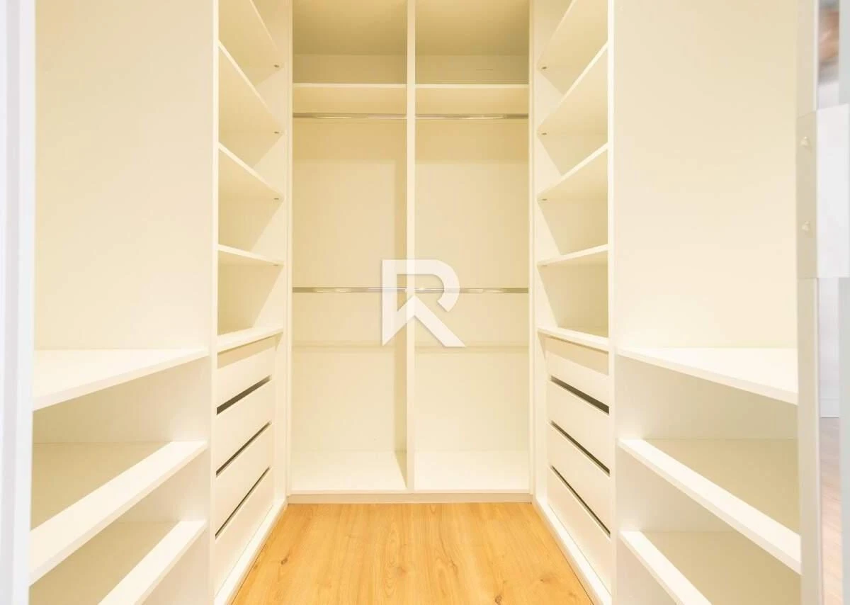 255 m² apartment with a bathtub and a walk-in closet — photo 20