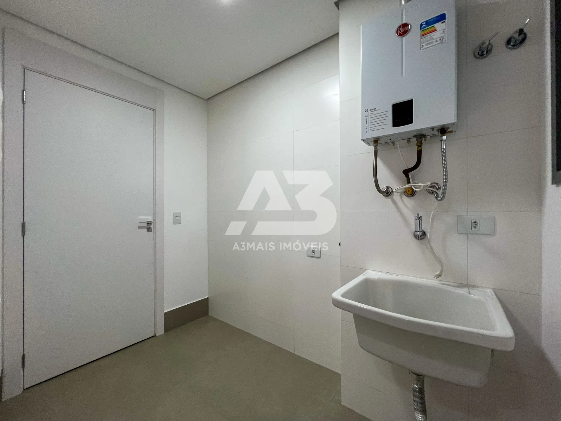 103 m² apartment with an open-plan gas kitchen — photo 12
